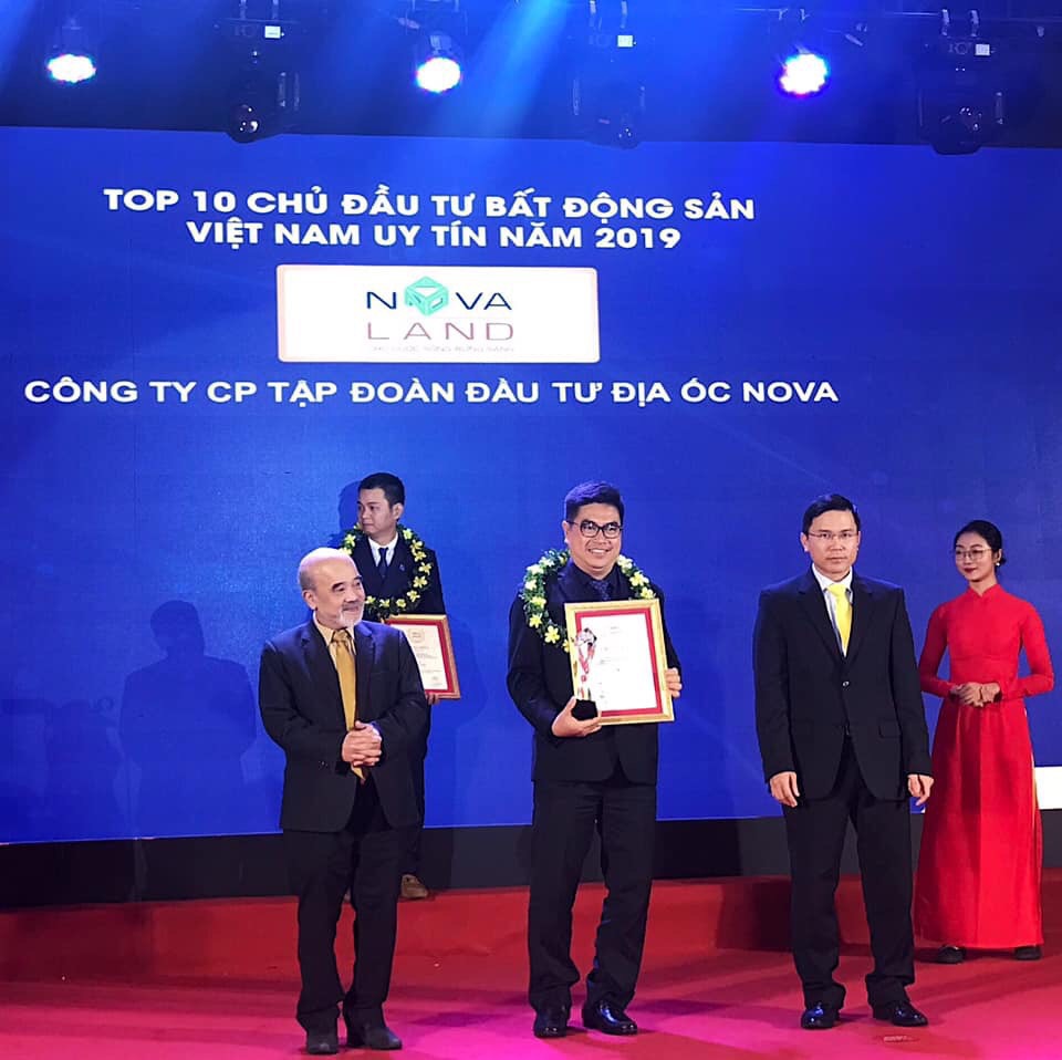 Lễ trao giải cho tập đoàn Novaland đạt top 10 chủ đầu tư bất động sản uy tín năm 2019